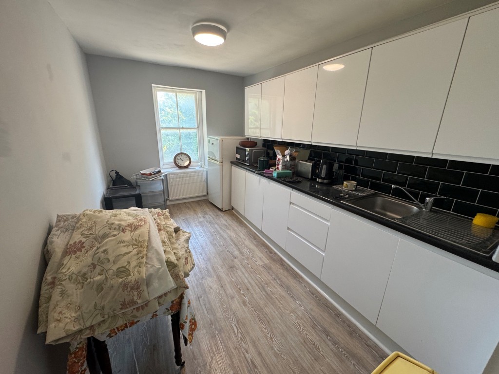 Lot: 107 - PERIOD FREEHOLD FREEHOUSE ON 1.5 ACRE PLOT WITH POTENTIAL - First floor kitchen